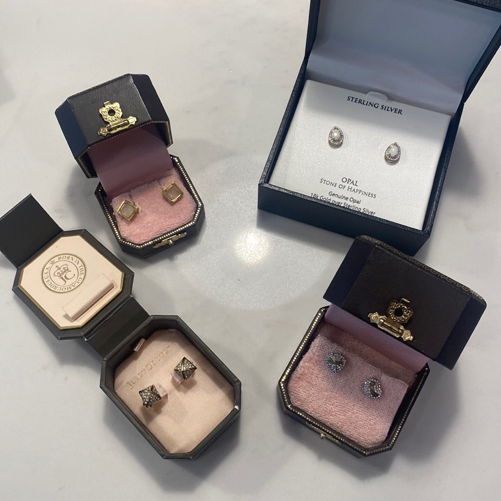 Lot 4 earrings from Juicy couture